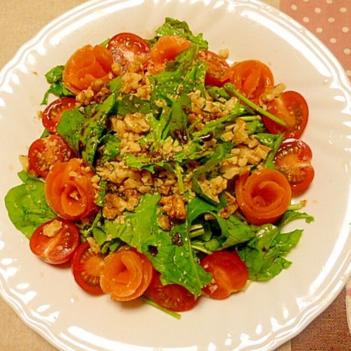 サーモンと香味野菜のナッツサラダ